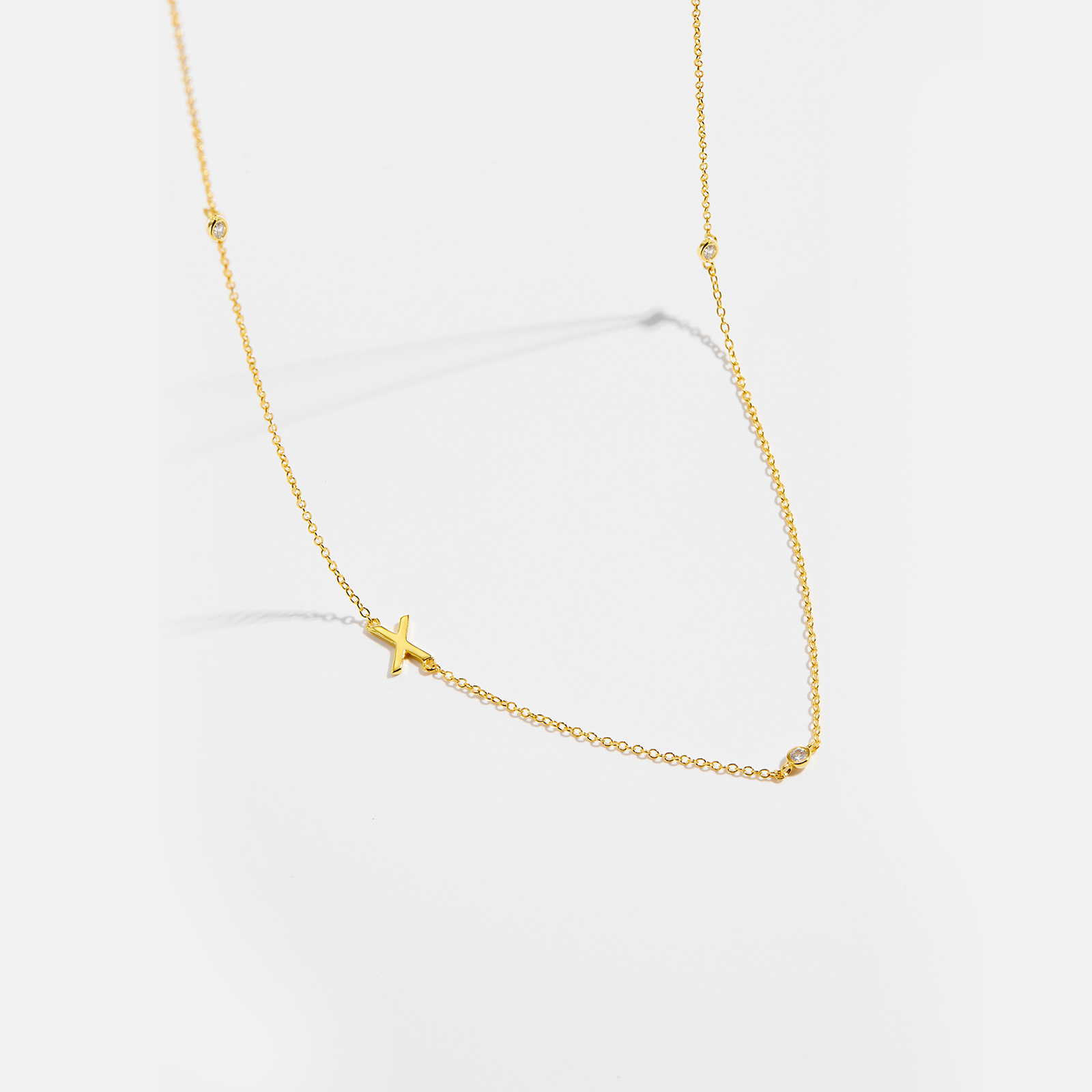 Collar con el alfabeto inglés de 26 letras para mujer, plata de ley S925, cadena de clavícula elegante y brillante, joyería nueva y popular en stock, venta al por mayor