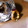 意大利中古轻奢菱格纹拉丝红宝石色戒指925银锻面培育钻石戒指