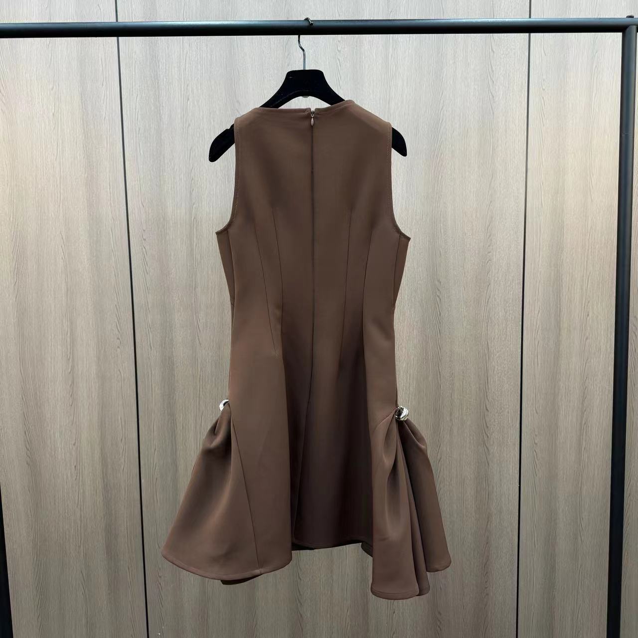 Spring summer fitted three dimensional brace with a round collar…
