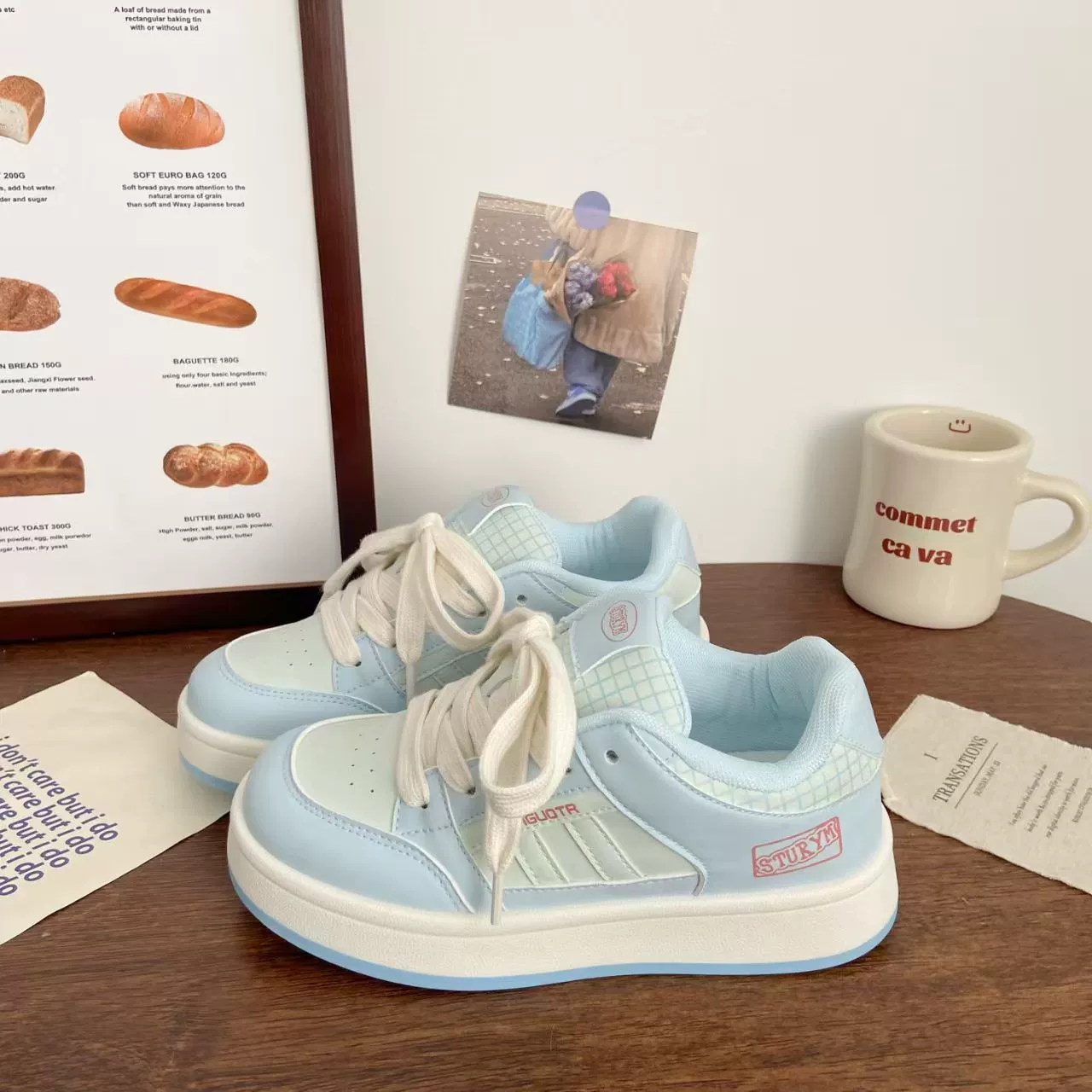 Высокое значение дикие белые туфли женские новые кроссовки для весны 2025 года допамина толстой подошвы ретро повседневные хлебные туфли