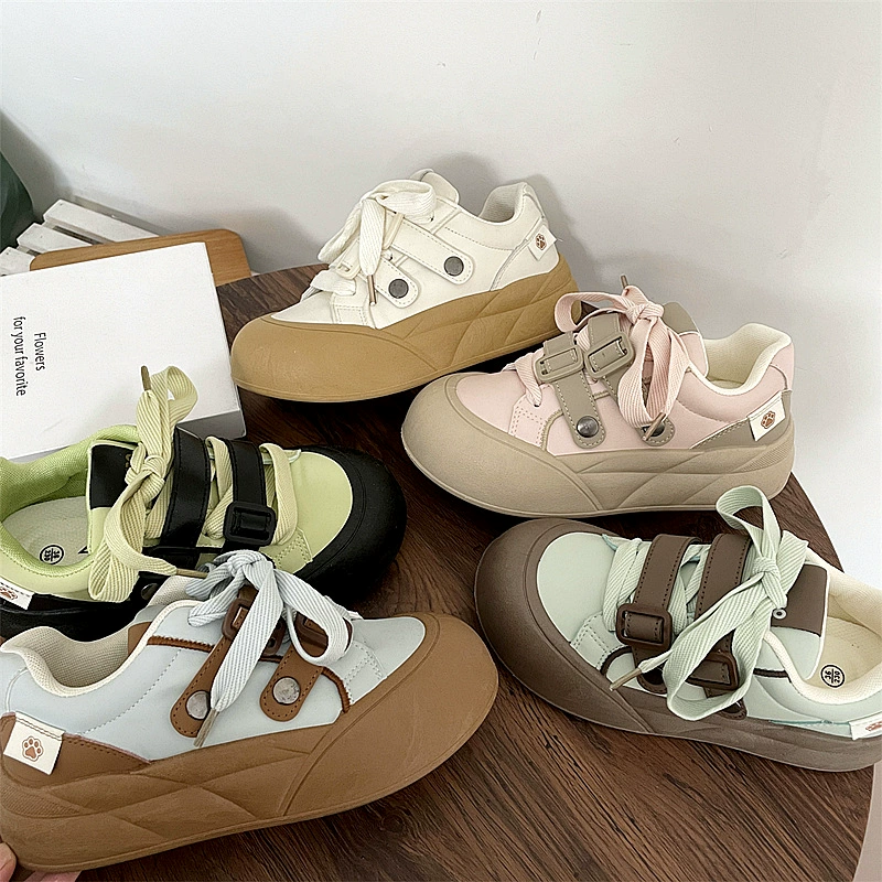 Женские белые кроссовки на толстой подошве для увеличения роста, новая весенняя модель, подходят к юбкам, массивные повседневные кроссовки, универсальная повседневная обувь.