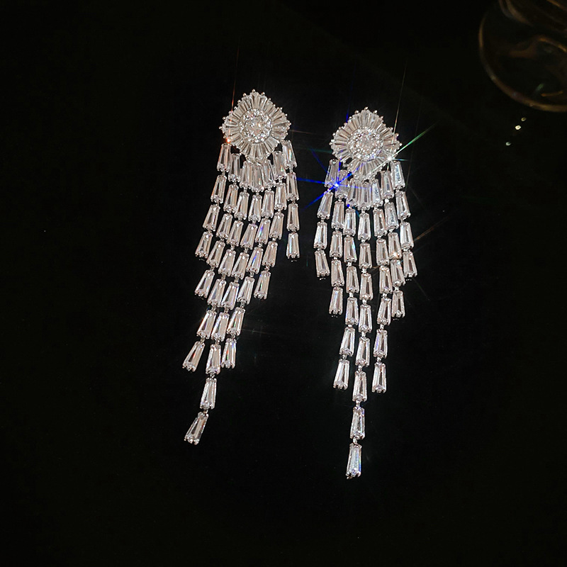 Agujas de plata transfronterizas flores de zircón aretes de bordillo estilo de moda pernos de auriculares lujosos de alto nivel de diseño de auriculares nicho