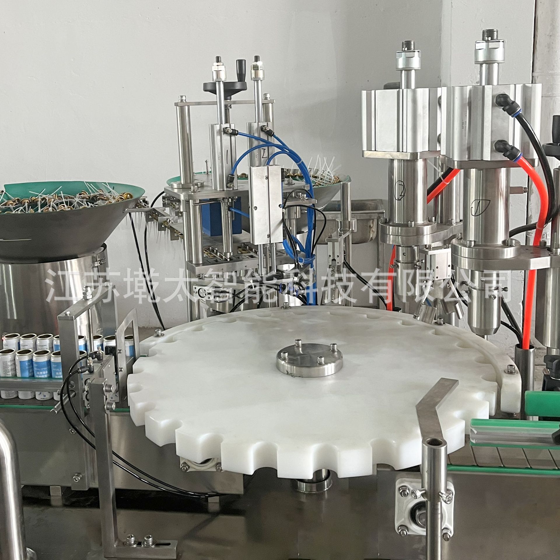 Válvula superior de aerosol binario automático que sella la máquina todo en una máquina de aluminio líquido del aerosol de la válvula superior del aerosol del tanque que sella la máquina