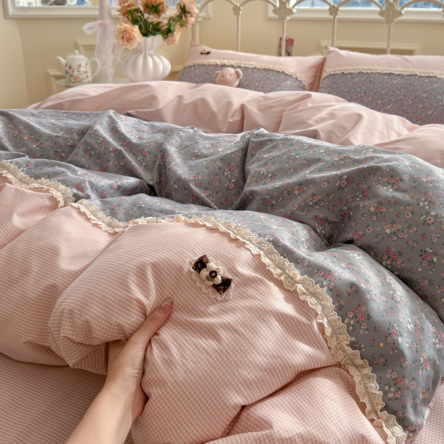 2026 nuevos productos 100% algodón flor pequeña bordada encaje de cuatro piezas sábanas cubiertas faldas de cama cuatro estaciones ropa de cama