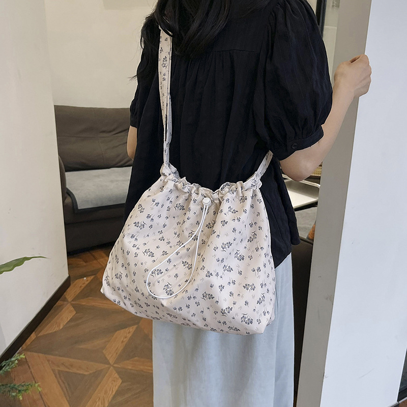 Verano pequeño fresco y ligero de gran capacidad flor triturada bolsa de lona para mujeres viajeros bolsa de hombro bolsa de clase para estudiantes universitarios