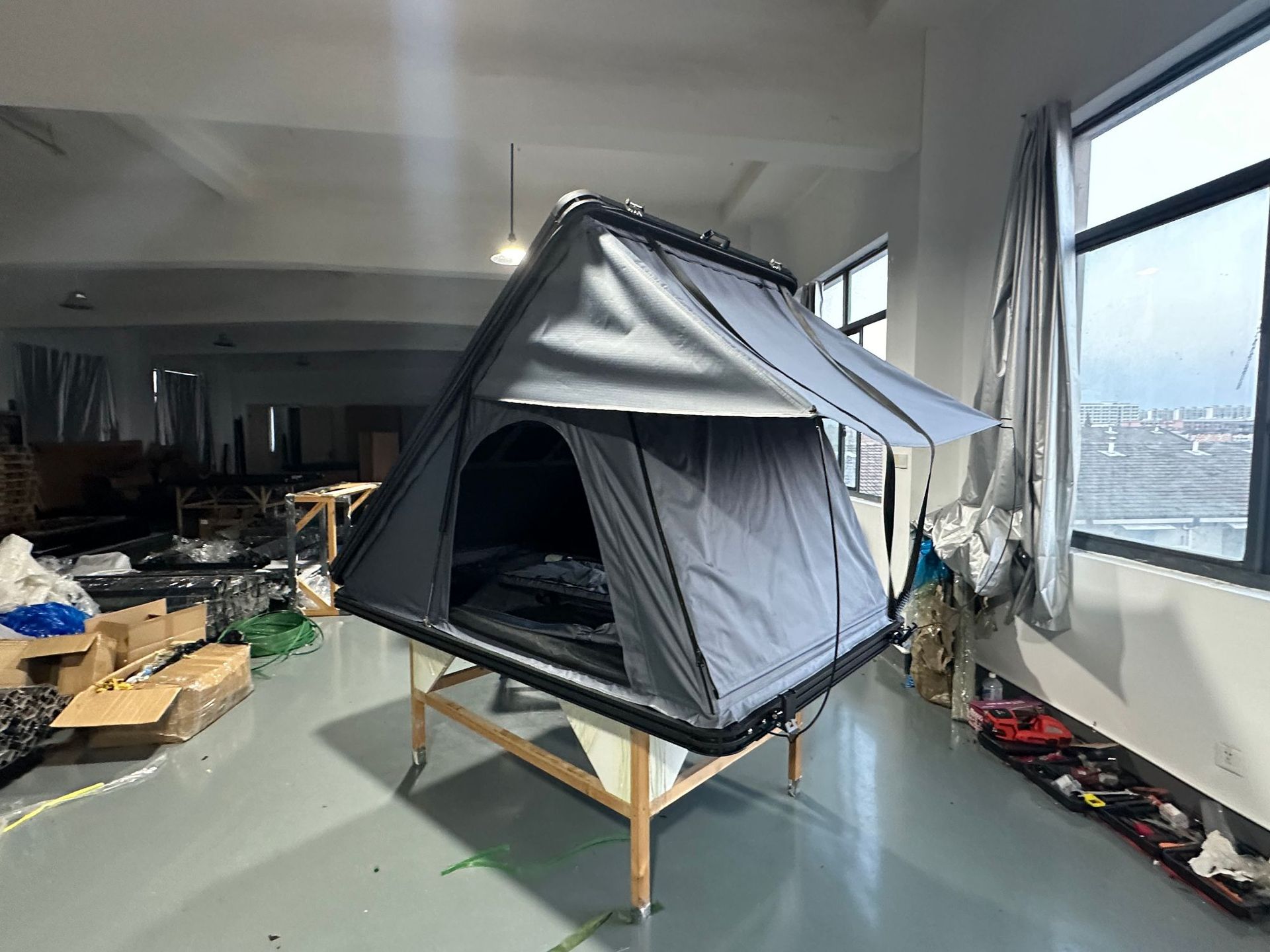 Carpa de techo de aleación de aluminio triangular de cuatro lados autoconductora al aire libre totalmente automática a prueba de lluvia carretera carpa de vehículo
