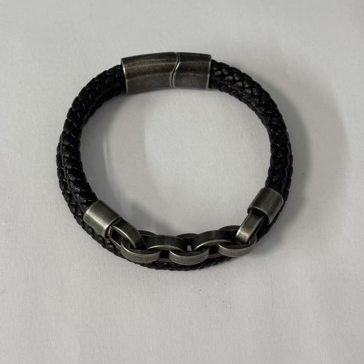 Moderne herrearmbånd i læder med kæde af rustfrit stål_voghion.com