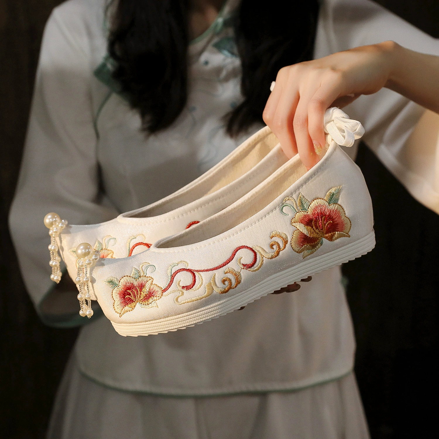 [Лето] Обувь Hanfu Женская Новая 2023 весенняя обувь в старинном стиле, соответствующая старинному костюму, обувь с вышивкой, женские туфли с увеличивающимся внутренним ростом бантом