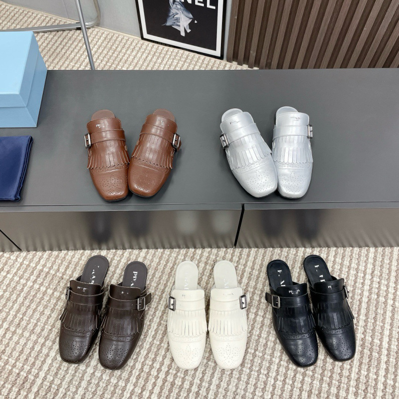 Top Version of P Brand Classic Casual Closed-Toe Slip-On Mules with Tassels and Carved Patterns, Featuring Lazy Buckle Straps, Same Style for Couples Top Version of P Brand Classic Casual Closed-Toe Slip-On Mules with Tassels and Carved Patterns, Featuring Lazy Buckle Straps, Same Style for Couples