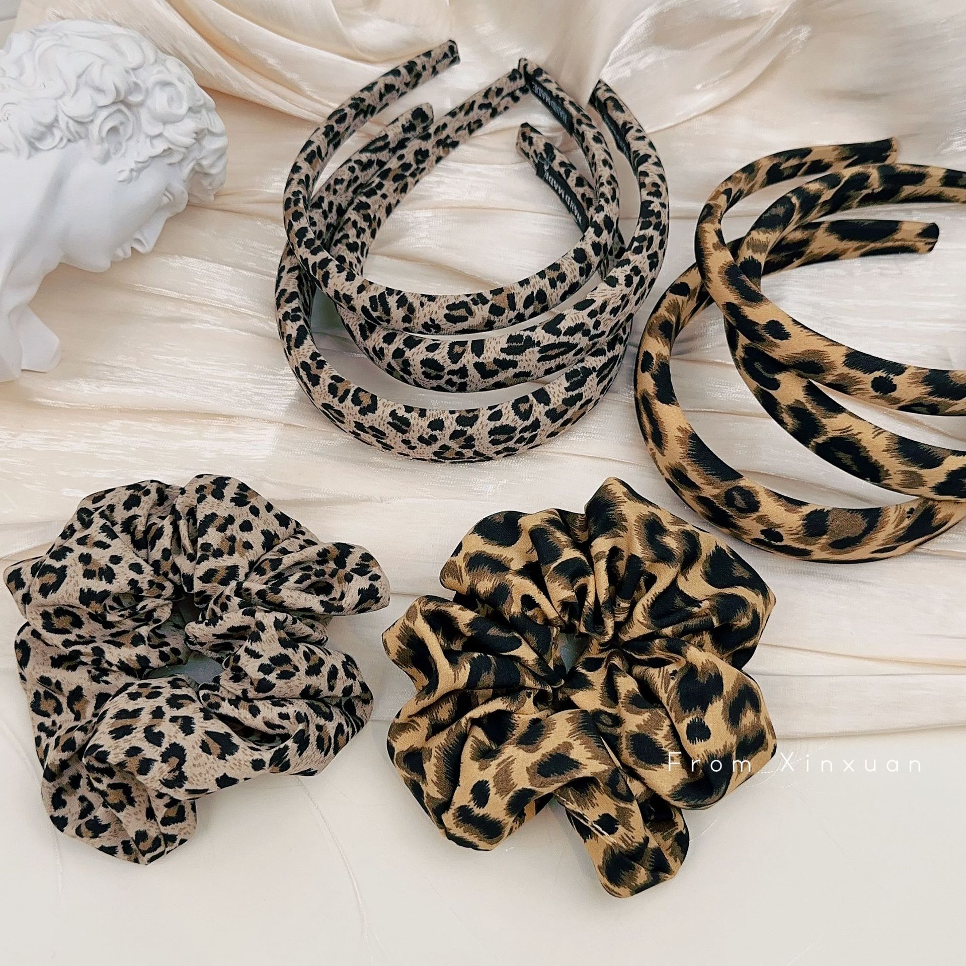 Bandeau imprimé léopard et chouchou pour coiffures élégantes_voghion.com