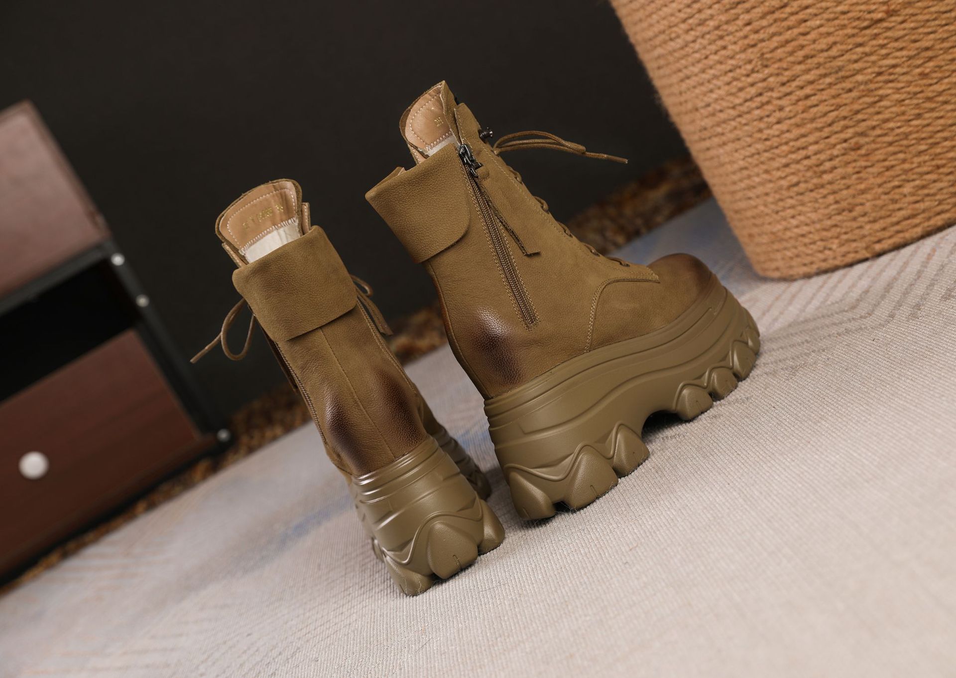 Boot nữ cổ thấp dây buộc phong cách Anh quốc cổ điển, gót cao 12 cm — Đen nhung chi tiết 2