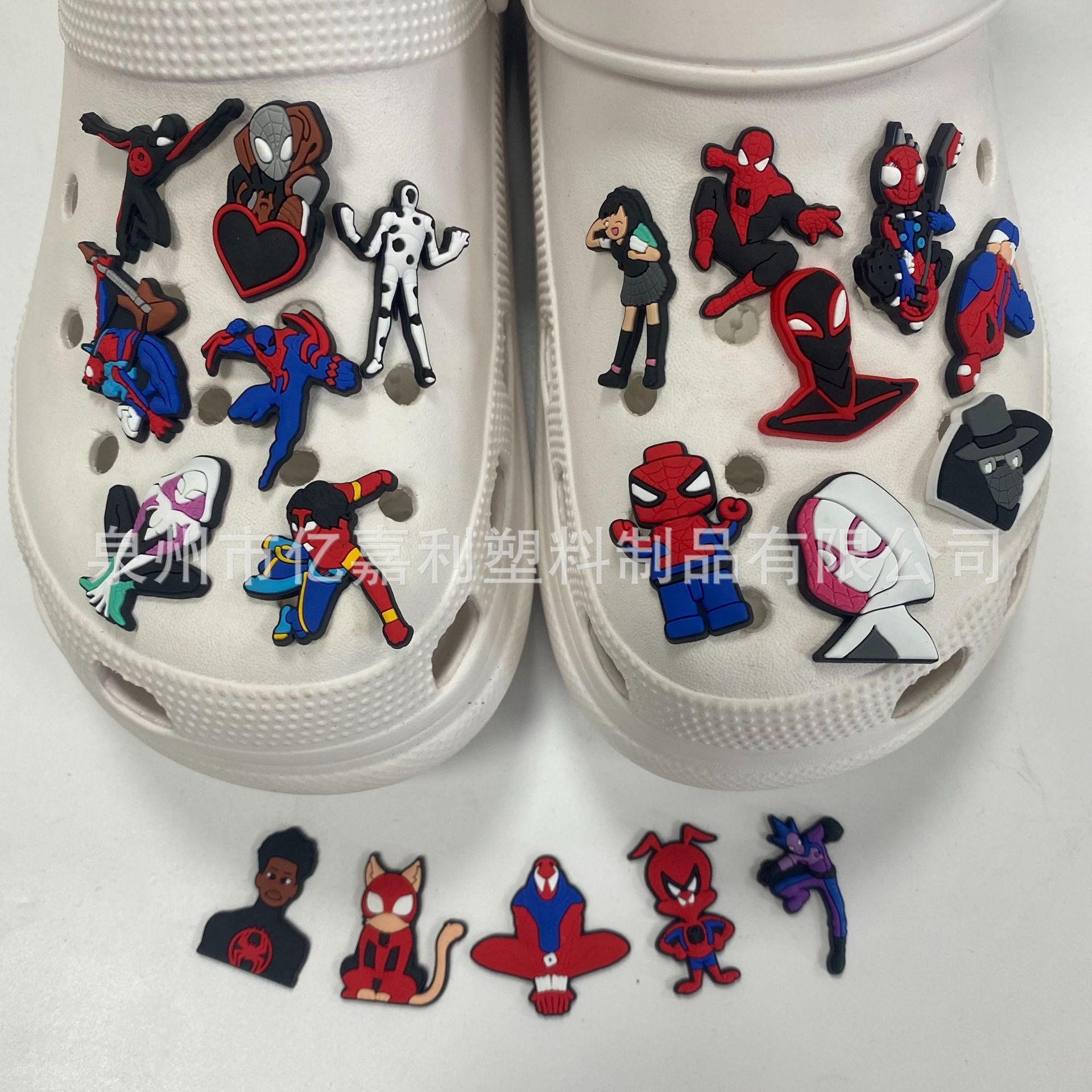 Superhéroe Spider-Man serie Anime agujero zapatos accesorios de jardín zapato flor accesorios de DIY Flor de zapato extraíble