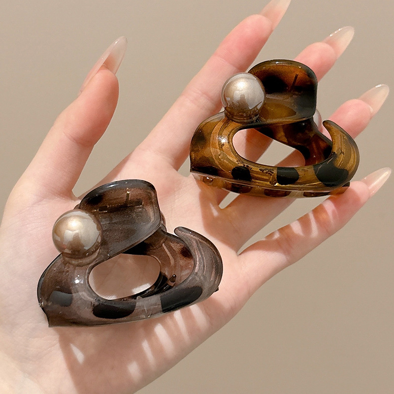 Retro temperamento medio atado clip de cabello para mujeres 2025 nuevo nicho de diseño clip de tiburón clip de cabello de cabeza detrás del toque de cabeza clip de cabello