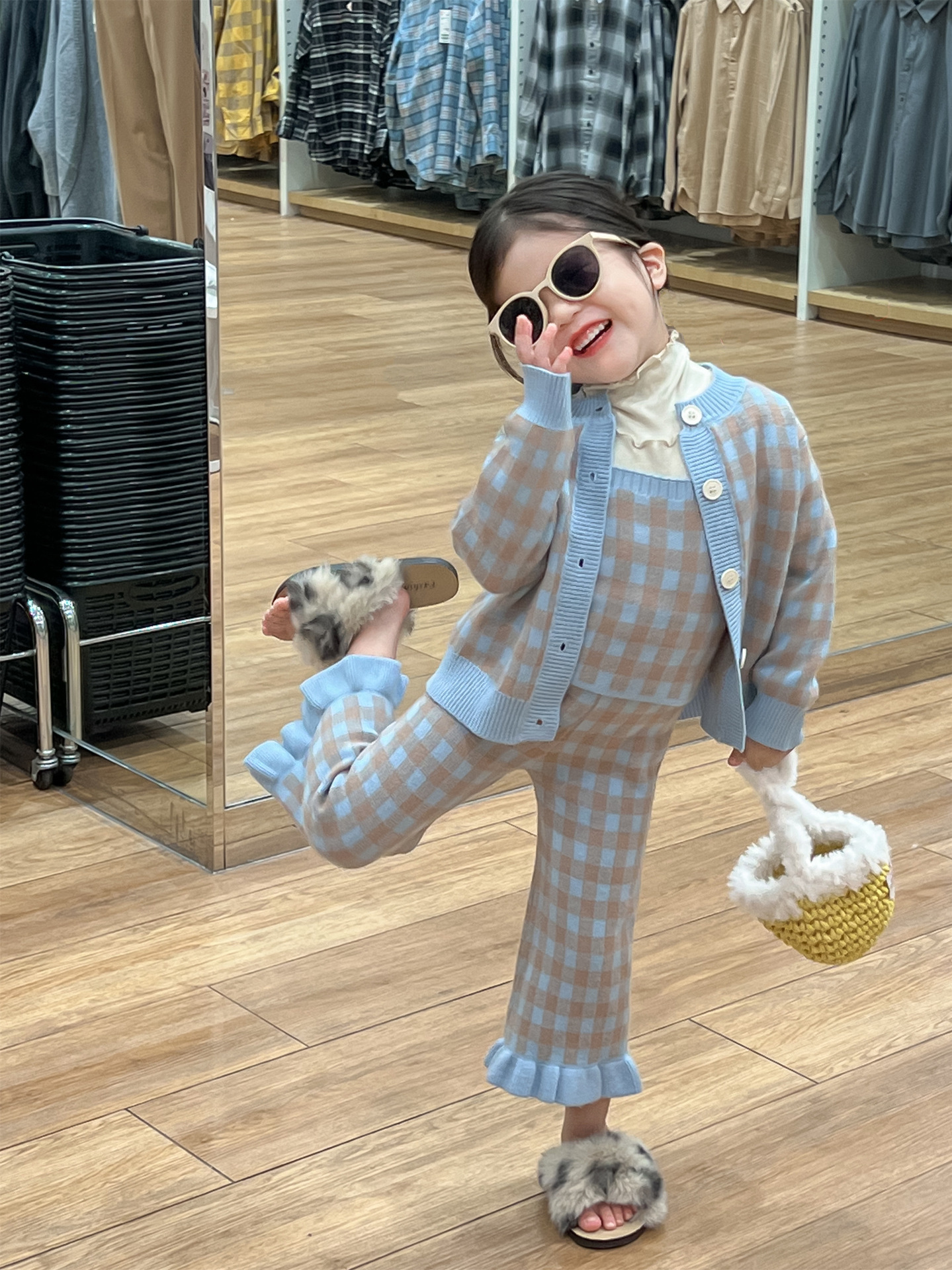 2023. aasta sügisene tüdrukute Korea väljaande temperamentne magusa sinise ruudulise kootud komplektiga kampsun, varrukatega topp, puidust kõrvaäärega püksid, kolm_voghion.com