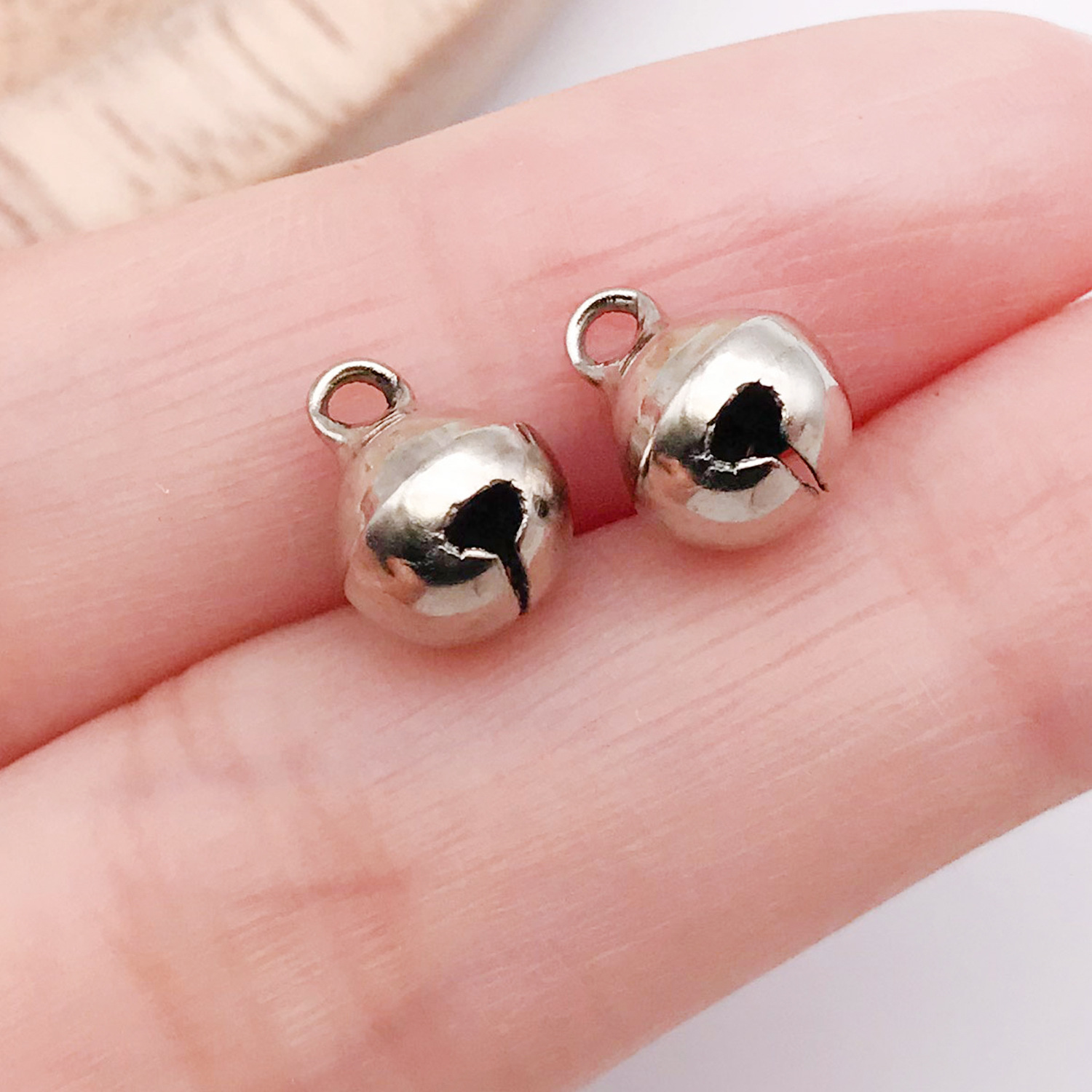 Fábrica al por mayor DIY joyería material hecho a mano vintage accesorios teléfono móvil colgante jingdang palabra campana 1