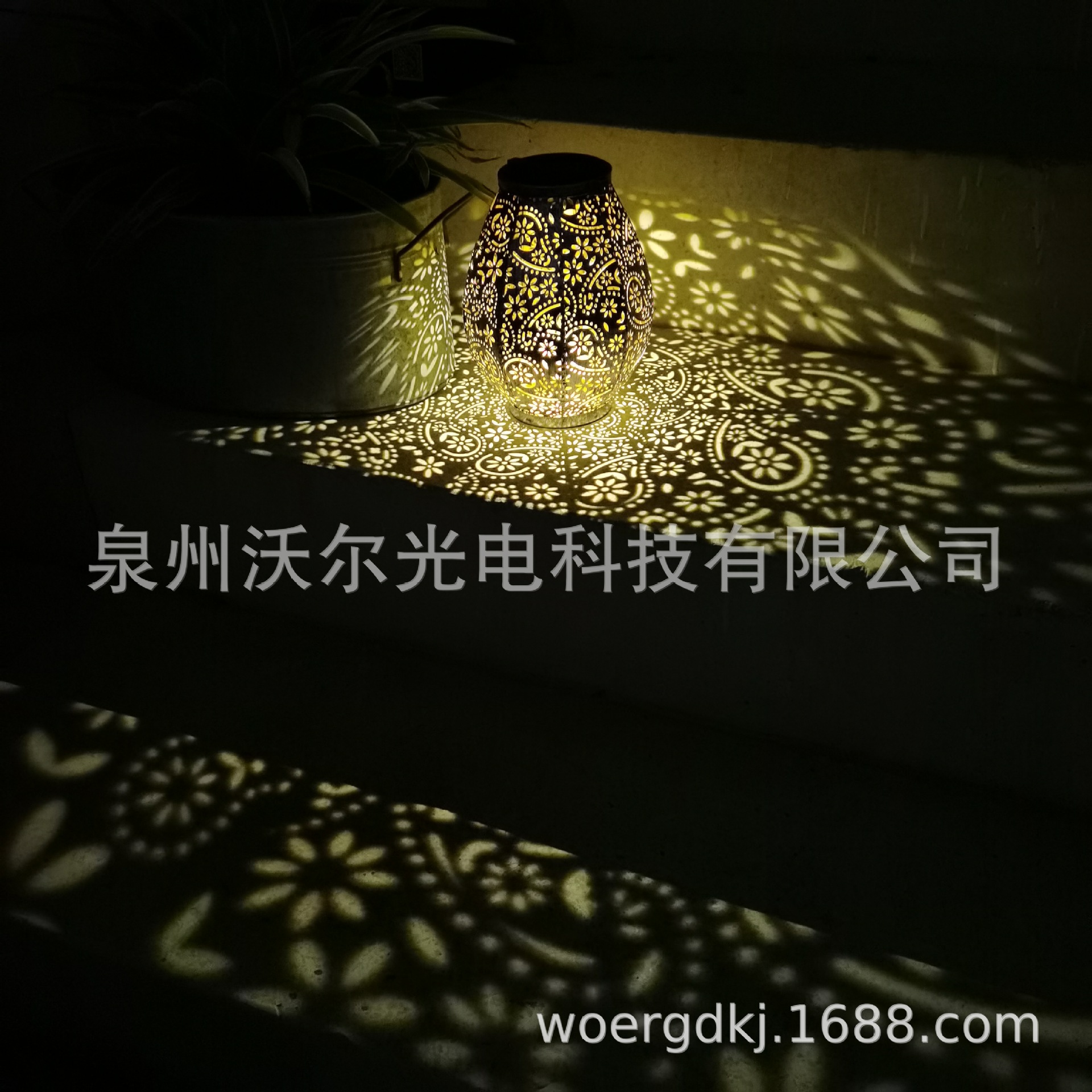 亞馬遜熱銷花園太陽能鏤空燈籠LED 銀色復(fù)古庭院裝飾燈草坪手提燈
