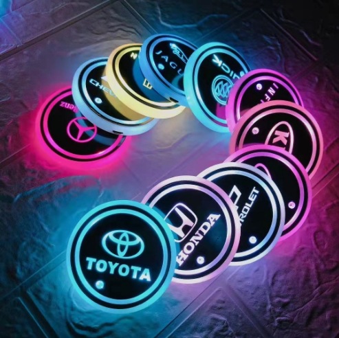Cojín de taza de agua LED luminoso para automóviles colorido cojín de taza de agua de atmósfera de automóviles luz solar USB cojín antideslizante de carga