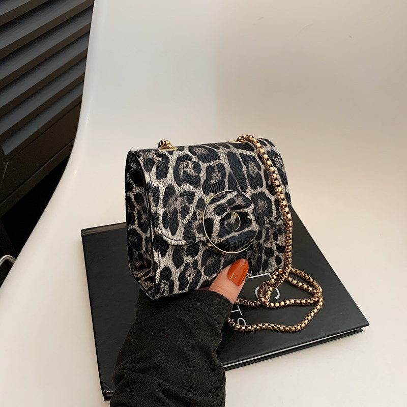2024 otoño y invierno nueva moda estampada de leopardo de un solo hombro temperamento nicho de alta calidad cadena bolso de mochila pequeña bolsa cuadrada estilo extranjero