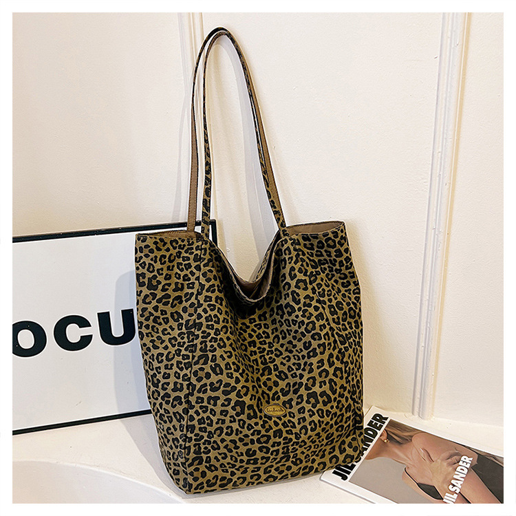 Doppelseitige Canvas-Tragetasche mit Leopardenmuster, große Kapazität, Damen-Umhängetasche im College-Stil, lässige Handtasche im City-Stil, Pendler-Tasche – Detail 23
