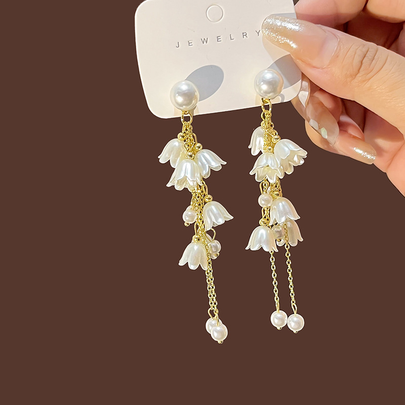 Pendientes de pétalos blancos de estilo coreano de alta gama con elegantes borlas de flores transparentes y perlas.