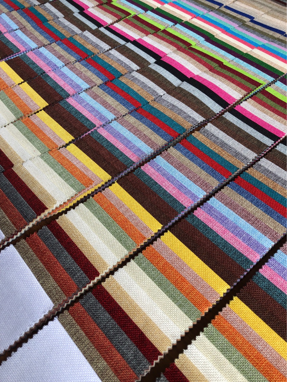 厂家现货涤阳空变纱仿麻布150平方克64个颜色 双色仿麻耐磨透气