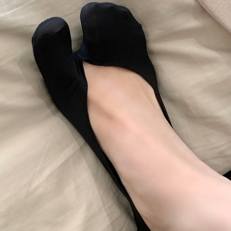 Women's Summer Thin Two-Toe Socks, Ice Silk Non-Slip Invisible Socks, Shallow Cut Silicone Anti-Slip Boat Socks, Customizable Cut-Toe Socks Women's Summer Thin Two-Toe Socks, Ice Silk Non-Slip Invisible Socks, Shallow Cut Silicone Anti-Slip Boat Socks, Customizable Cut-Toe Socks