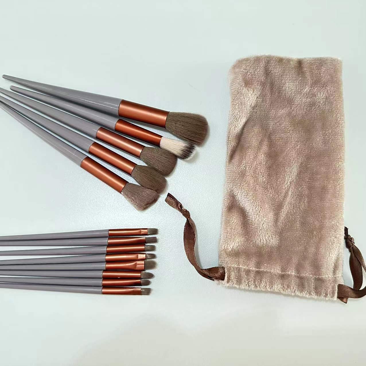 Al por mayor nuevo 13 cuatro estaciones verde maquillaje cepillo conjunto polvo suelto suave pelo maquillaje herramientas ventas directas de la fábrica