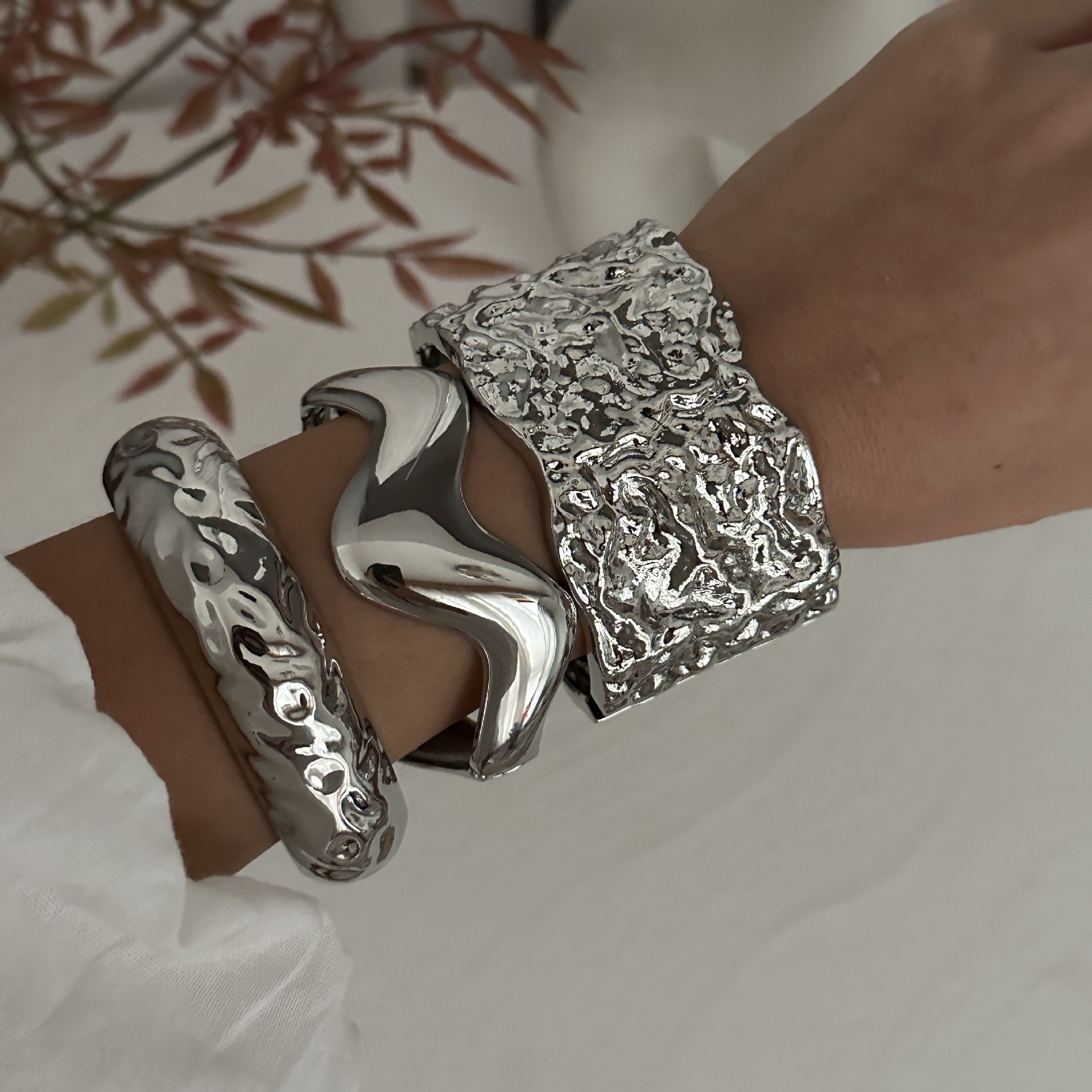 Exaggerated Solid Color Alloy Bangles Wholesale display picture 5