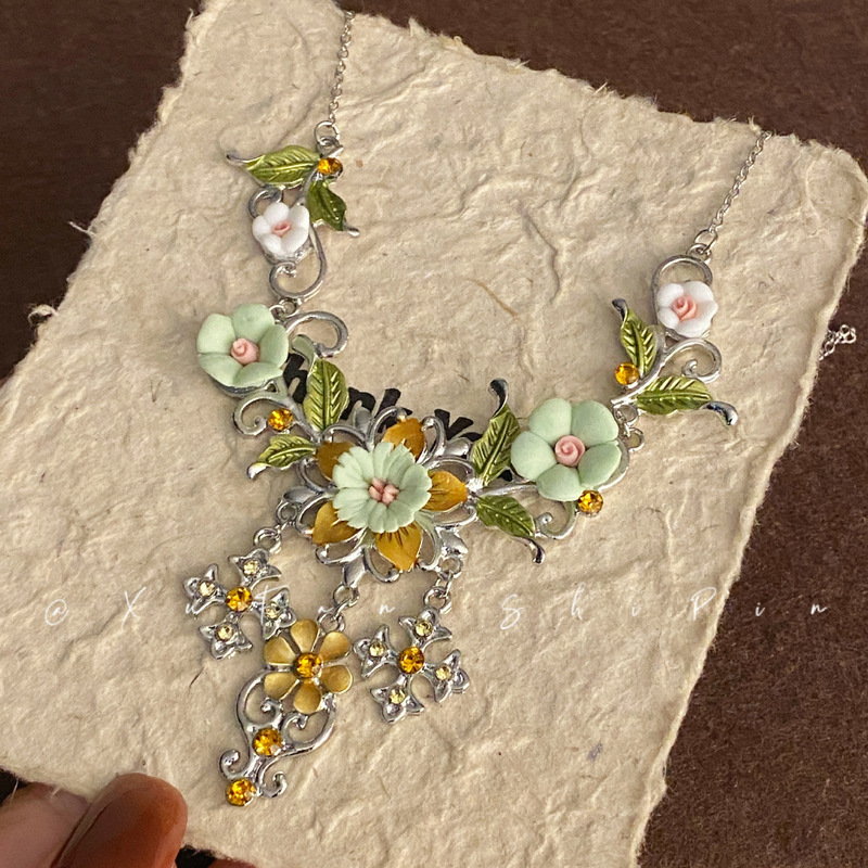 New Summer Green Field Retro Forest Flower Necklace Niche Elegant Accessible Luxury Exquisite Sweet Versatile Clavicle Chain