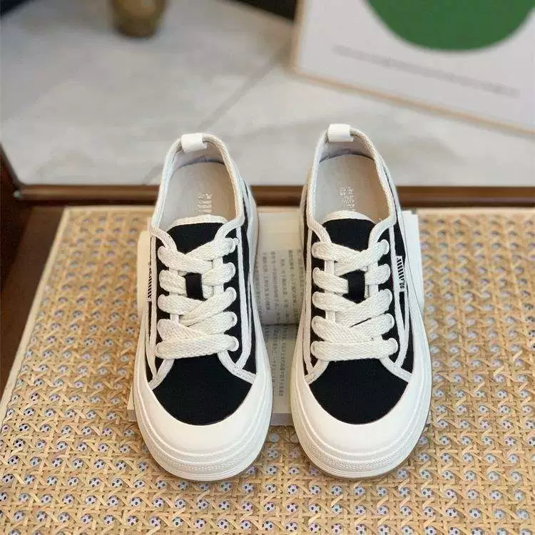 Женские летние кроссовки 2025 года, новые, универсальные, дышащие, повседневные, на толстой подошве из холщовой ткани, демонстрирующие ноги, маленькие спортивные плоские туфли