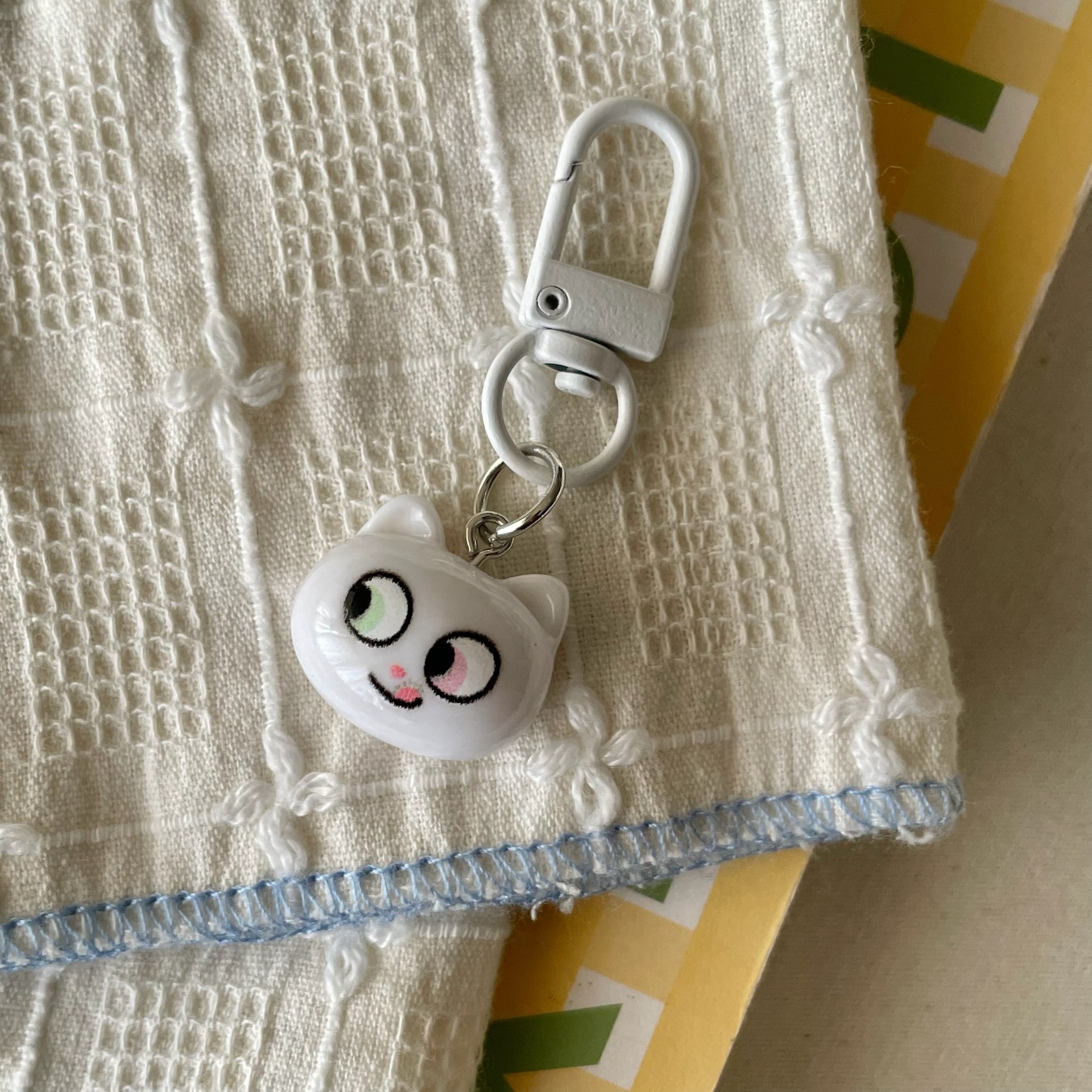 Llavero de Gato con Expresiones de Resina para Mochilas image 11