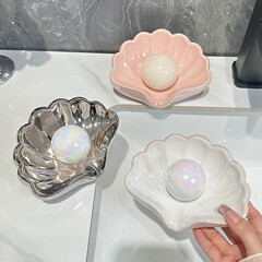 軽くて豪華な家庭用陶磁器の貝殻の石鹸の箱は穴を開けないでトイレの高級なアイデアの浴室の石鹸の箱は自動的に水を切ります。