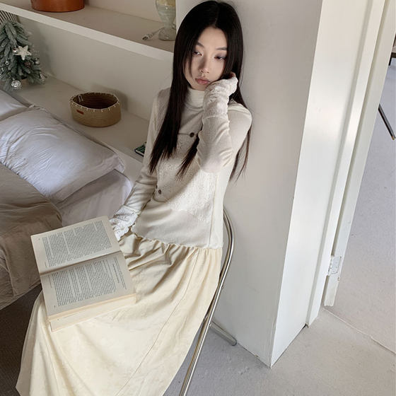 suit Women's White Texture Stitching All-match Base Shirt T-shirt Loose Slimming Floral Buttress Skirt Two-piece Set