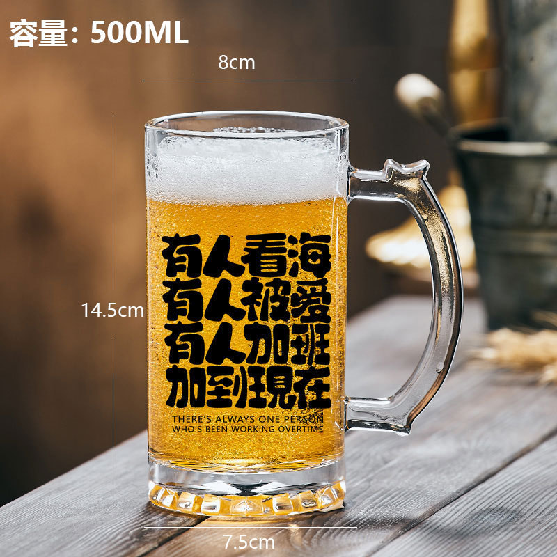 Algunas personas ven el mar, algunas personas son amadas, otras trabajan horas extras hasta ahora.