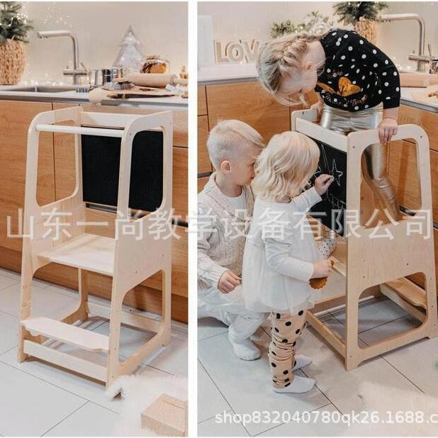 子供の手を洗う腰掛けの赤ちゃんの足は腰掛けを踏みます。