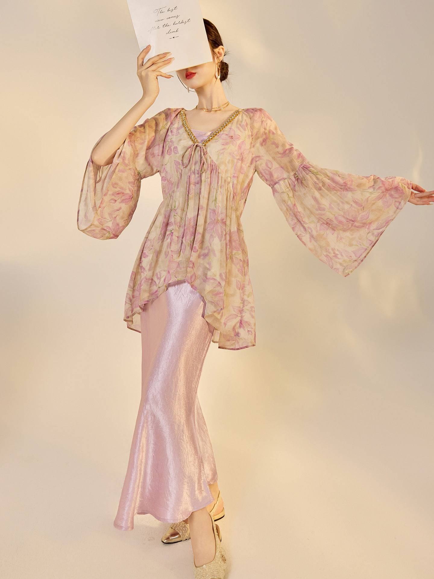 Áo kiểu nữ cổ V tay lồng đèn chất liệu chiffon phong cách Trung Hoa đính đá — màu tím nhạt
