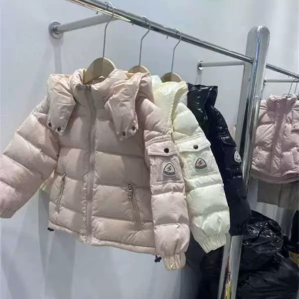 Детский пуховик со съемным капюшоном, короткий фасон, утолщенный на зиму, подходит для мальчиков и девочек, теплая, трехзащитная, блестящая верхняя одежда, модная.