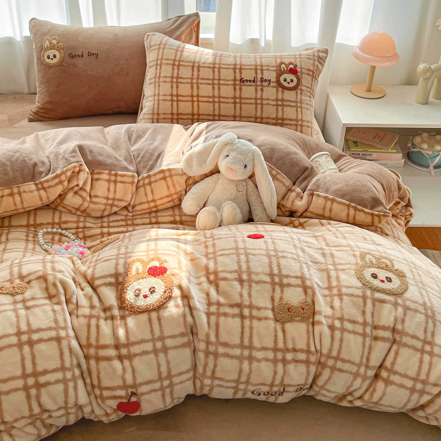 Invierno de dibujos animados de leche de seda cama de cuatro piezas en invierno de seda de coral calentamiento sábanas cubiertas de cama de tres piezas