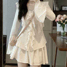 荷叶边V领衬衣女2025年夏季设计感荷叶边收腰衬衫上衣短裤两件套