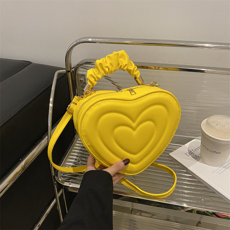 2024 otoño y invierno de mujeres nuevas caramelo de cáscara dura bolso de hombro de color corazón bolso de moda bolso de amor amor amor impresión