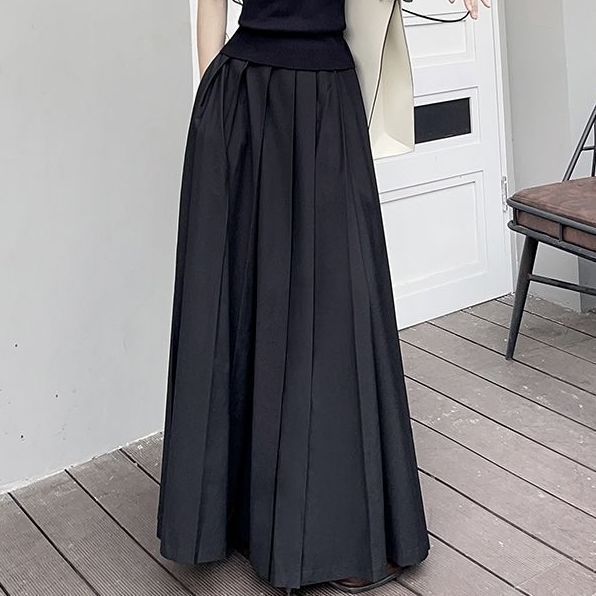 プリーツのスカートは大きくて黒いです。欧米はクールで、ファンシーで、レトロで、カジュアルで、やせたロングタイプと足首のスカートが見えます。|undefined