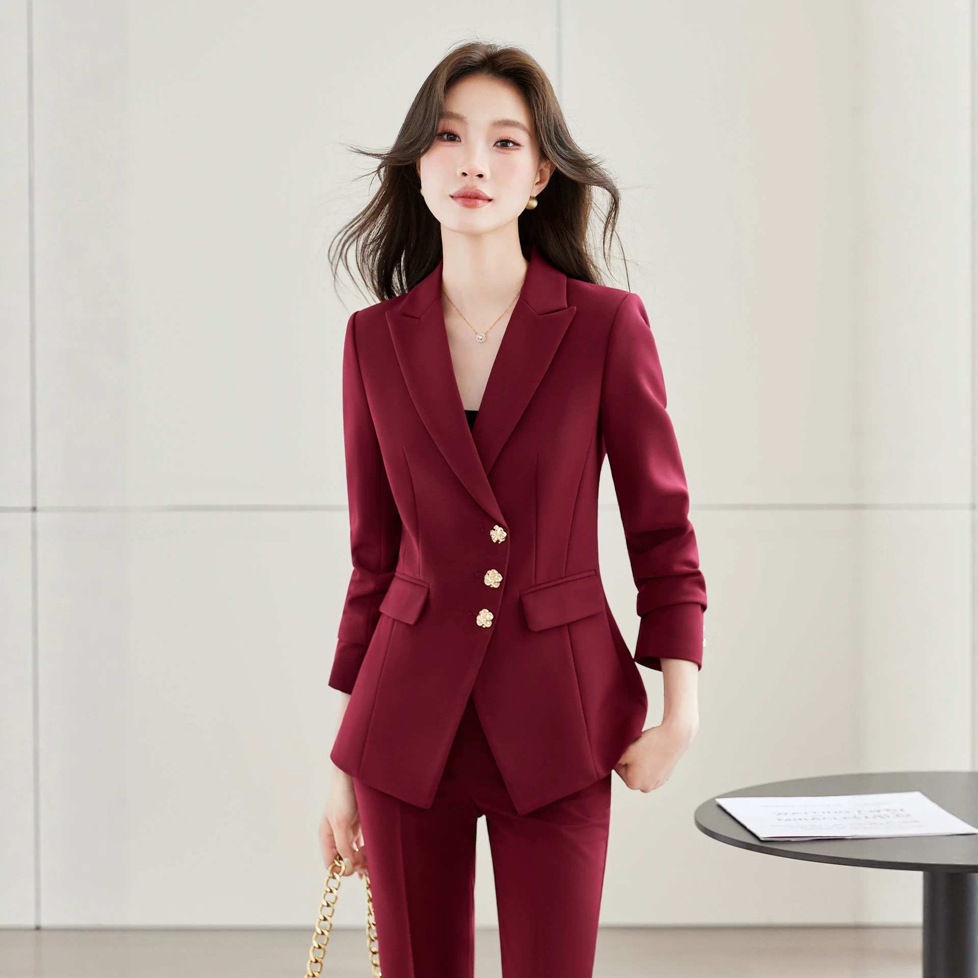 High-end red suit for female broadcasters and presenters, formal attire for beauty salon anchors, on-camera looks, and work uniforms.