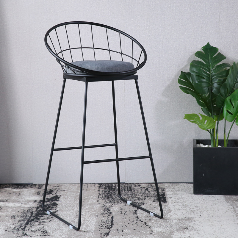 Simple bar stools for casual cafes, coffee shops, and milk tea stores—stylish ironwork high stools for bar counters.