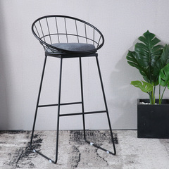 Simple bar stools for casual cafes, coffee shops, and milk tea stores—stylish ironwork high stools for bar counters.