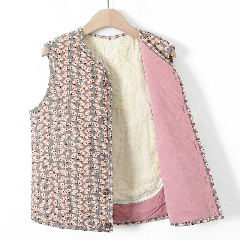 Люди среднего и пожилого возраста с кашемировым жилетом