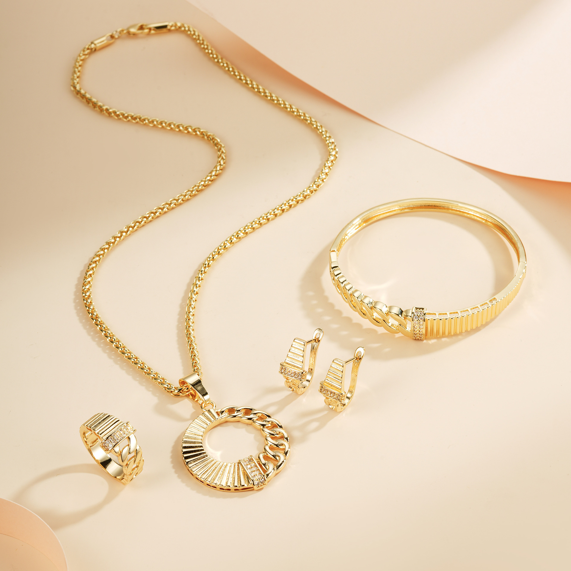 Diseño de moda de alta gama conjunto de joyas opciones transfronterizas pulseras anillos pendientes colgante collar joyas chapadas en cobre oro
