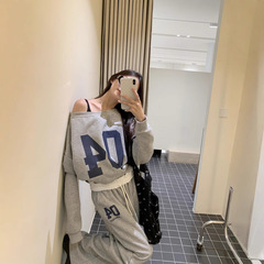 街頭のギャルの個性はプリントの肩の丸首の長袖のガードルのひもの広い足のズボンのゆったりしている2セットの女性を着ます。