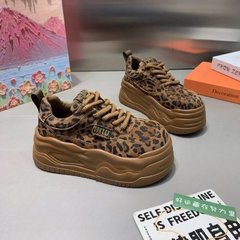 ヨーロッパステーションソフトレザーマフィン厚底ヒョウ柄スニーカー身長増加靴女性の人気の2025春の新しいカジュアルビスケットシューズ
