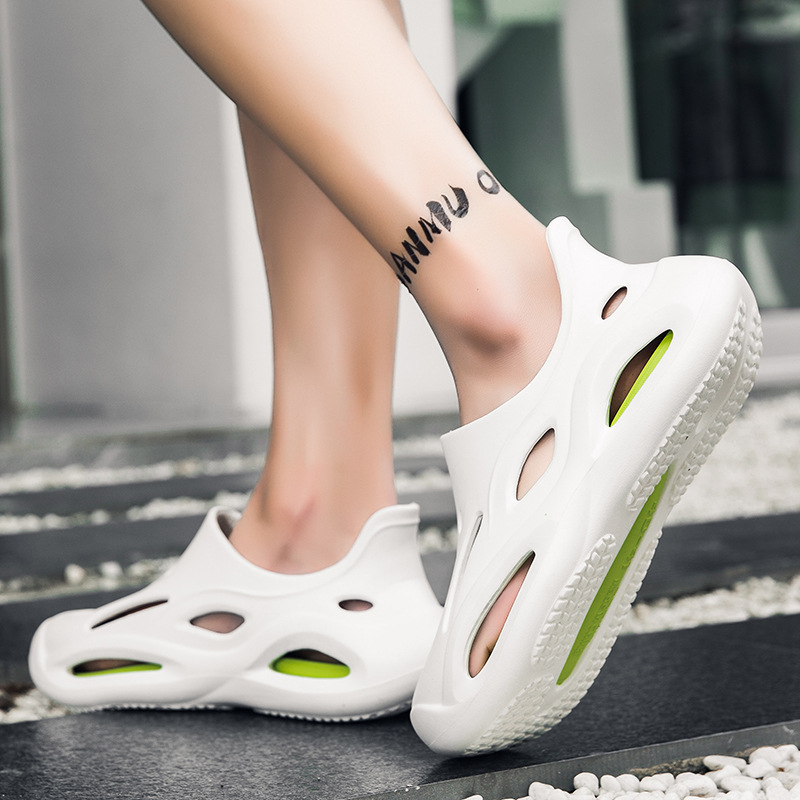 홀 신발 남자 2024 년 새로운 여름 두꺼운 밑창 비치 샌들 남자 스포츠 겉옷 이중 사용 운전 내마모성 슬리퍼