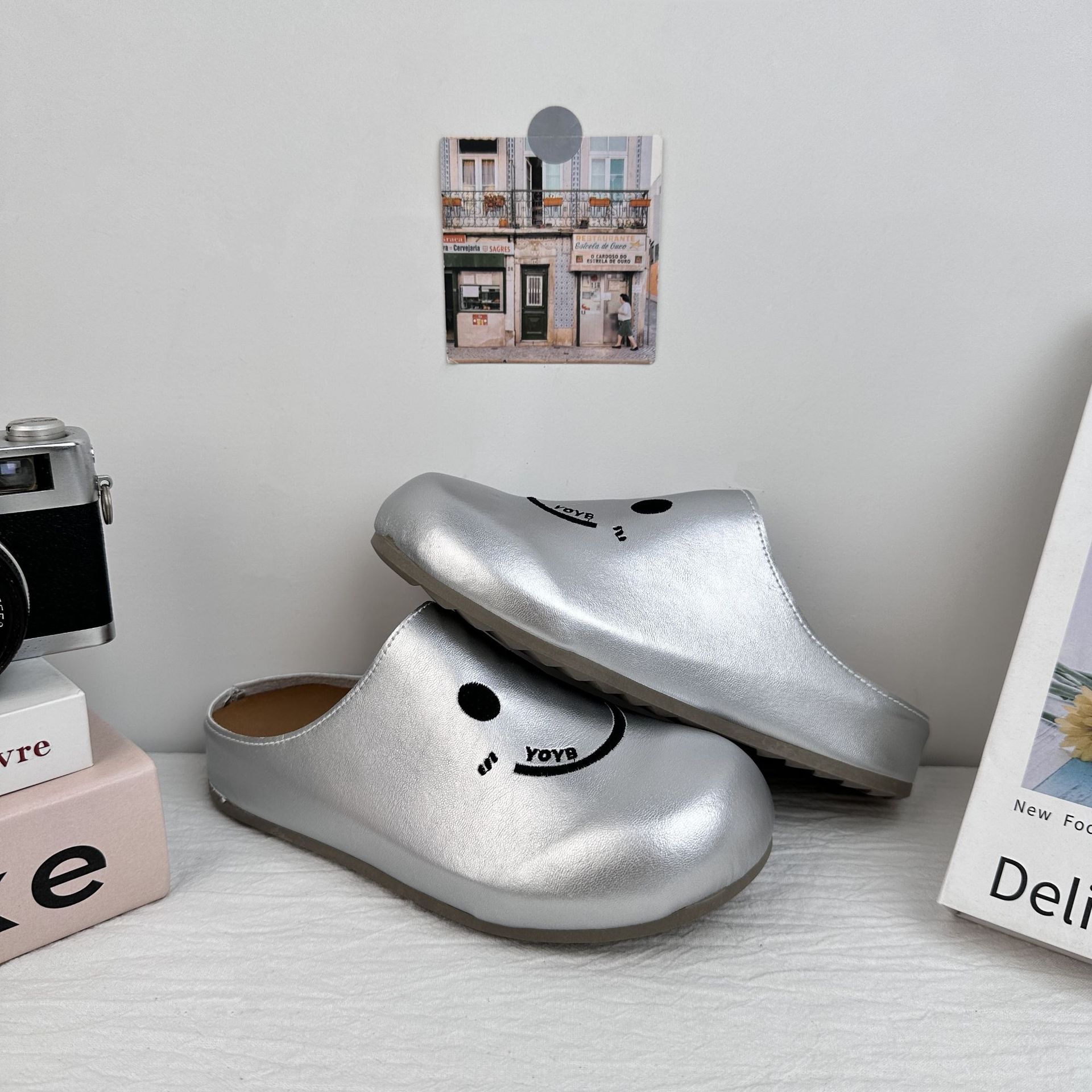 Zapatillas de mujer Yuanbo verano delgado Bocken zapatillas con falda media zapatillas 2025 nuevos zapatos blancos